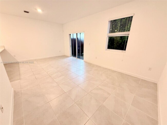 Building Photo - 2620 SE 11th Ct