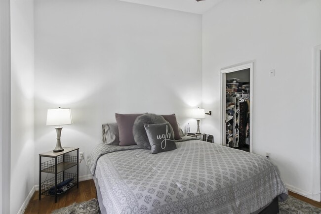 Building Photo - 4228 Central Sarasota Pkwy