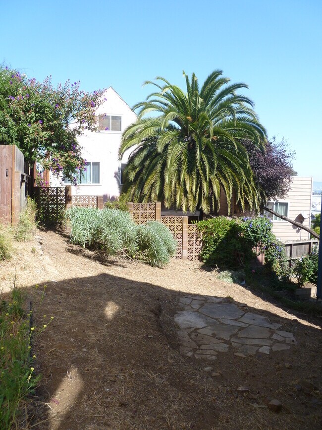 Building Photo - Bernal Heights 2Br House with Skylights, V...