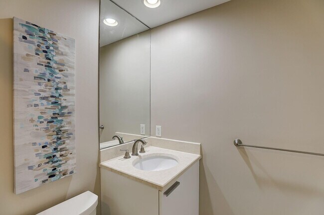 Building Photo - 2650 Lake Shore Dr