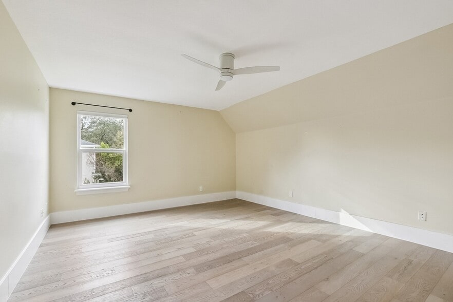 Building Photo - 1441 Place Vendome