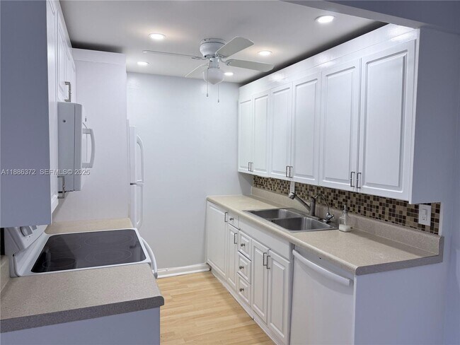 Building Photo - 1072 Cornwall D