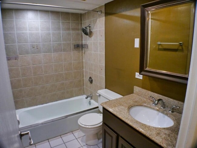 Building Photo - 10308 Circle Dr