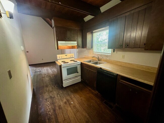 Building Photo - 400 Lindsay Rd