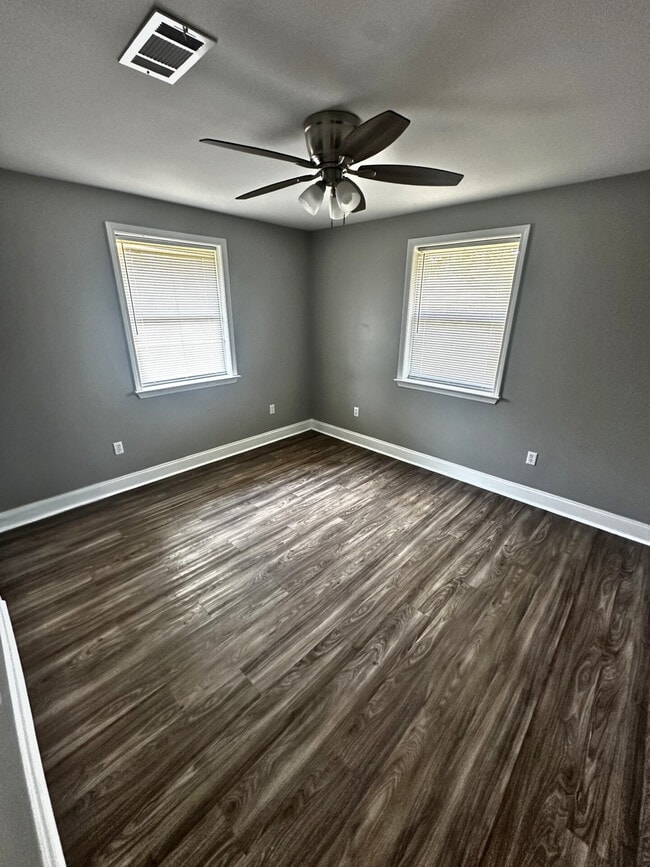 Building Photo - 300 Maple St