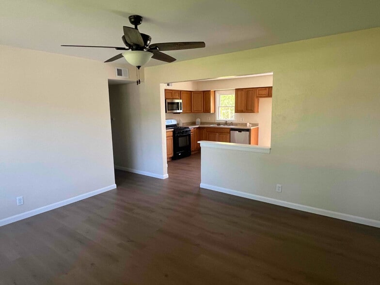 Building Photo - 1415 Hackberry Ln