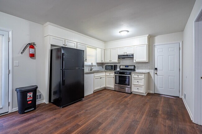 Building Photo - Large Forest Haven Home with large yard and deck, a 2 min drive to transit stop Upper Riverdale R...