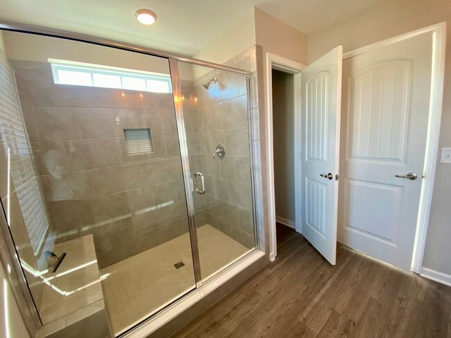 Building Photo - 3 bed/2.5 bath at end unit townhome in Berkeley Walk at Savannah Quarters with garage