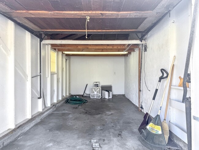 Building Photo - 1050 E Bates Pkwy