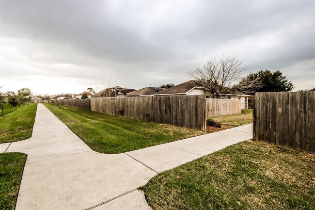 Building Photo - 1111 Richcrest Dr