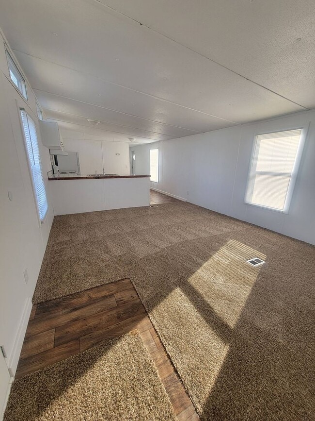 Building Photo - Ready to Move in