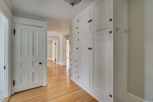 Building Photo - 160 Ten Eyck St