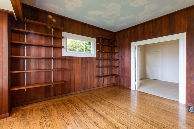 Building Photo - Mid Century Beauty in the Heart of the Banana Belt