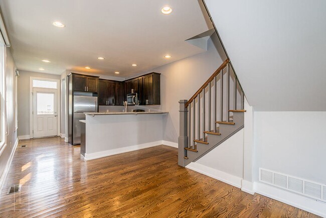 Building Photo - 160-162 E 3rd Ave