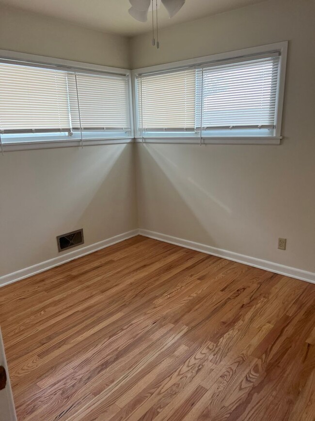 Building Photo - Amazing 3 Bedrooms with Rec Room Single Family in an Excellent Neighborhood!