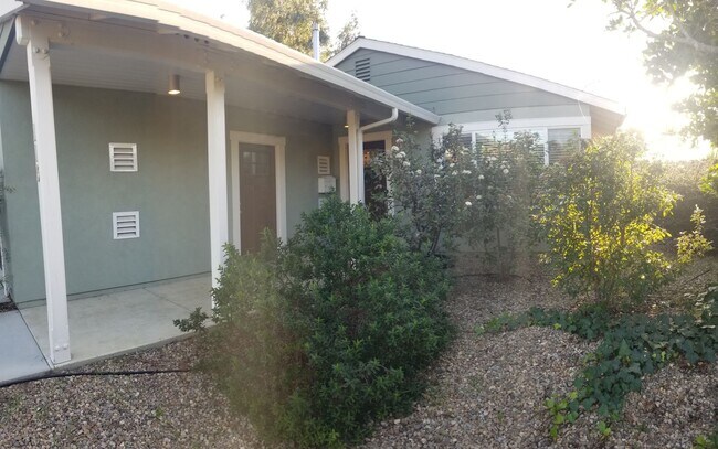 Building Photo - Immaculate 5 Bedroom 3 bath home with beautiful hill views!