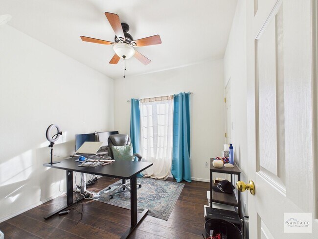 Building Photo - UNFURNISHED 3 Bedroom in Desirable Community