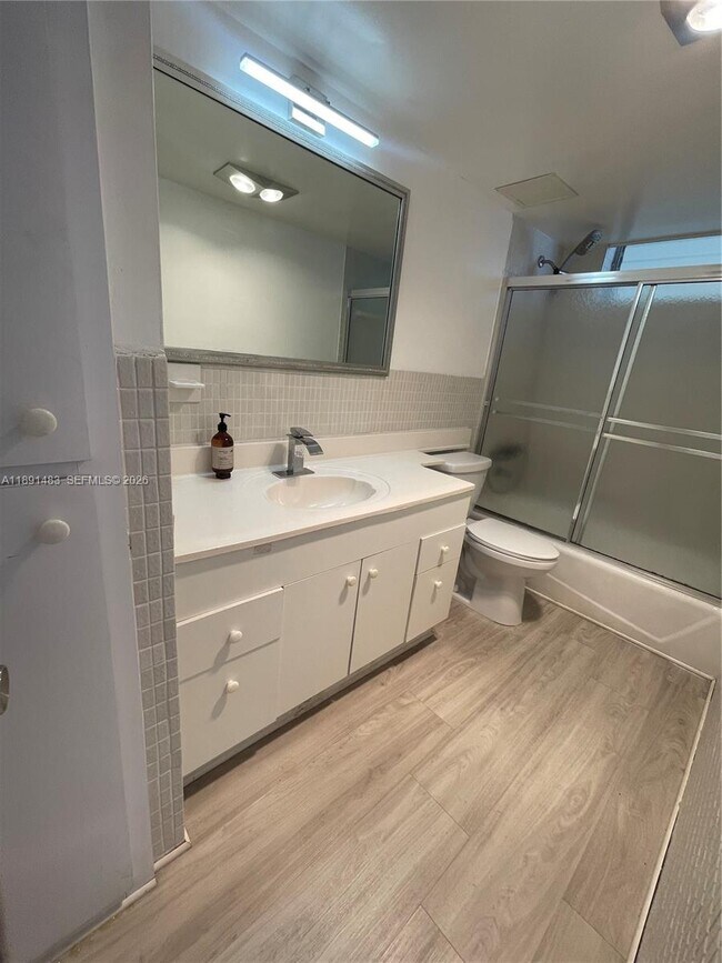 Building Photo - 2910 Point E Dr