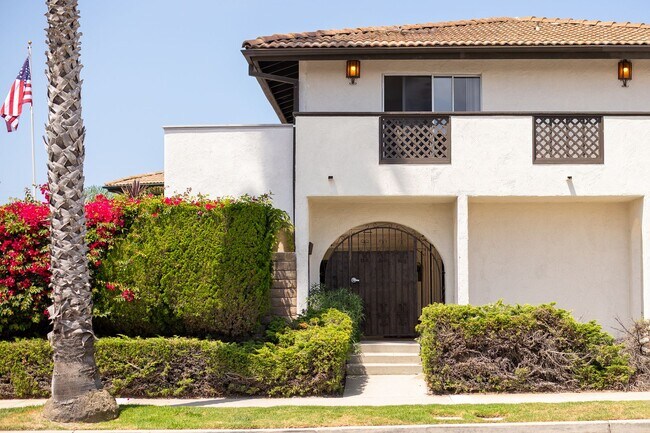 Building Photo - 2-Bedroom + 1 Bathroom Apartment | Dunes Place | Oxnard | Unfurnished