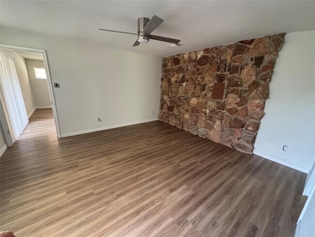 Building Photo - 1058 Lonesome