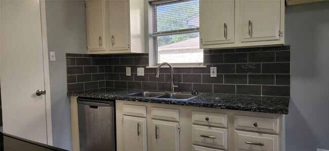 Building Photo - 10115 Enchanted Stone Dr