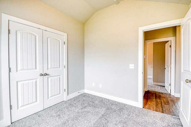 Building Photo - 1016 E Jackrabbit Ln