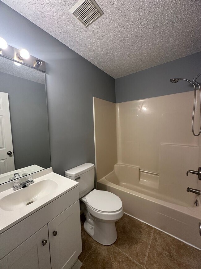 Building Photo - Briarwood West!  End Unit!