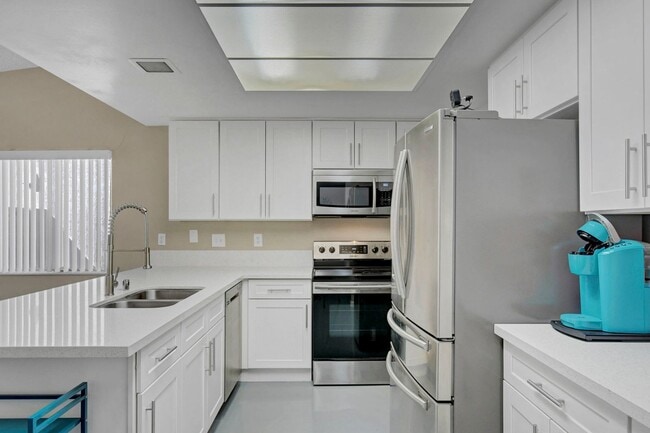 Building Photo - Fully Furnished, One Story, Near Strip, All Utilities Included with Flexible Lease Terms