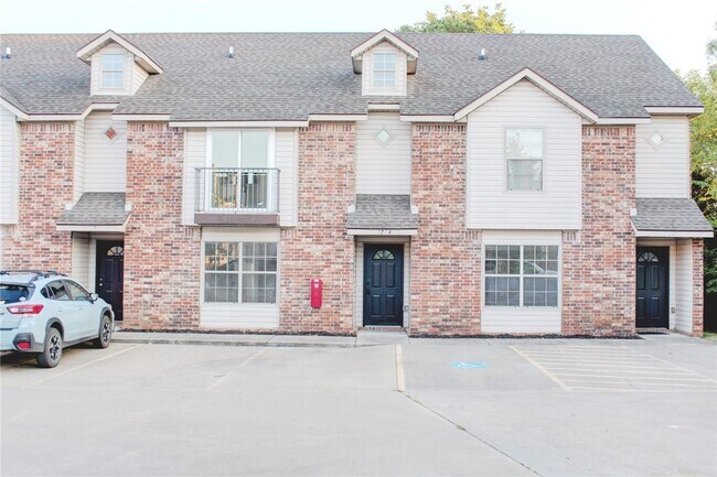 Building Photo - 1746 N Chestnut Ave