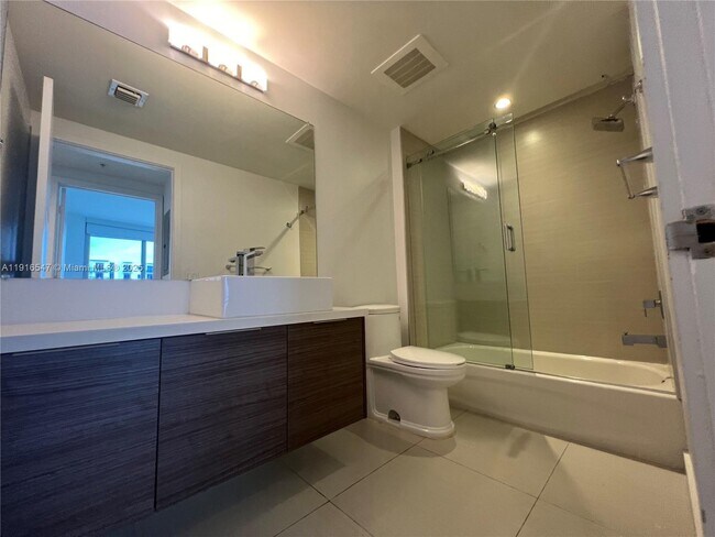 Building Photo - 1010 SW 2nd Ave