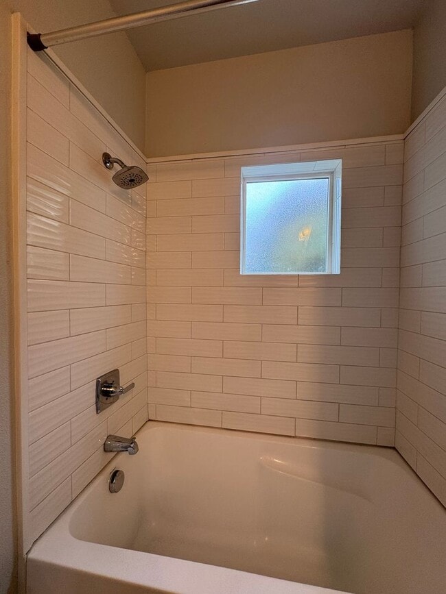 Building Photo - Beautifully Remodeled House