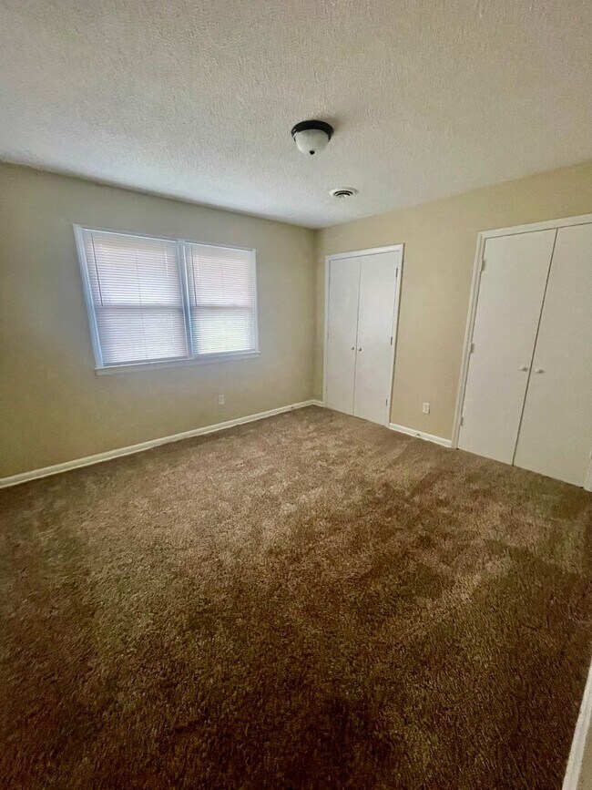 Building Photo - This lovely 2 bedroom 1 bath duplex is loc...