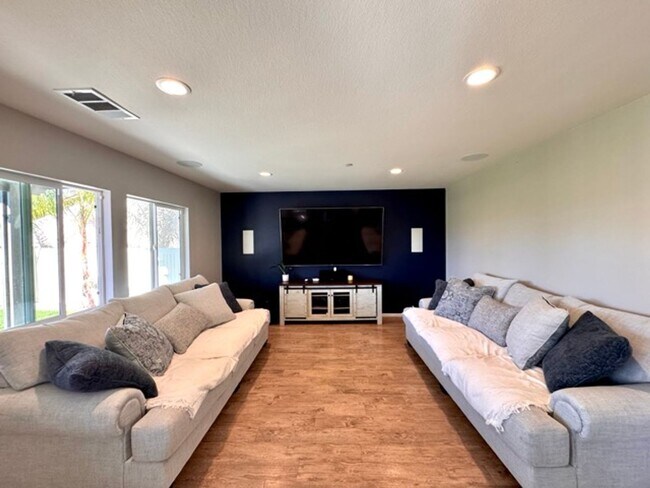 Building Photo - Stunning 4 Bedroom Cul-De-Sac Home with Loft located in Winchester!