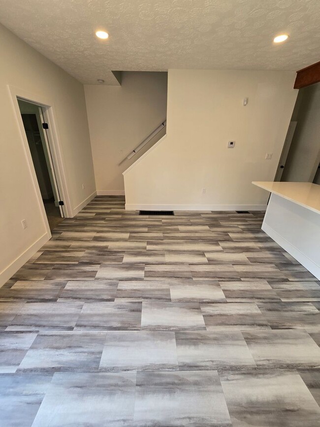 Building Photo - 3 BEDROOM SINGLE FAMILY HOME