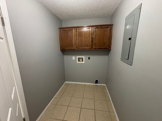 Building Photo - Come take a look at this 3-bedroom 1.5-bat...