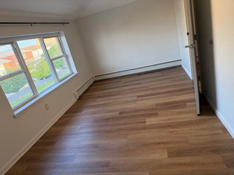Building Photo - 463 Beach 68th St