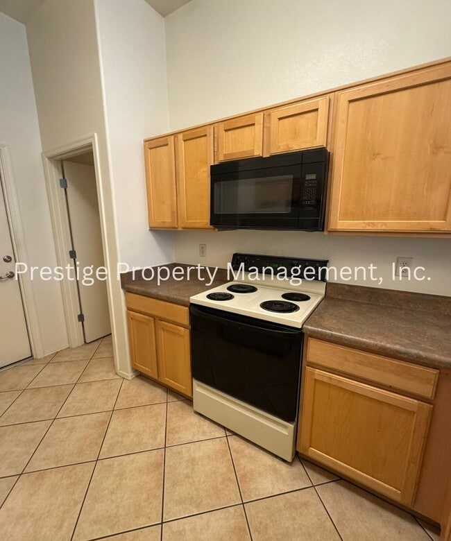 Building Photo - Charming West 2 Bedroom/ 2 Bathroom with a Den is  Waiting For You To Call Home!!