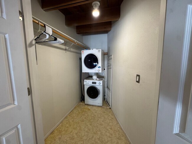 Building Photo - University/Nob Hill Studio