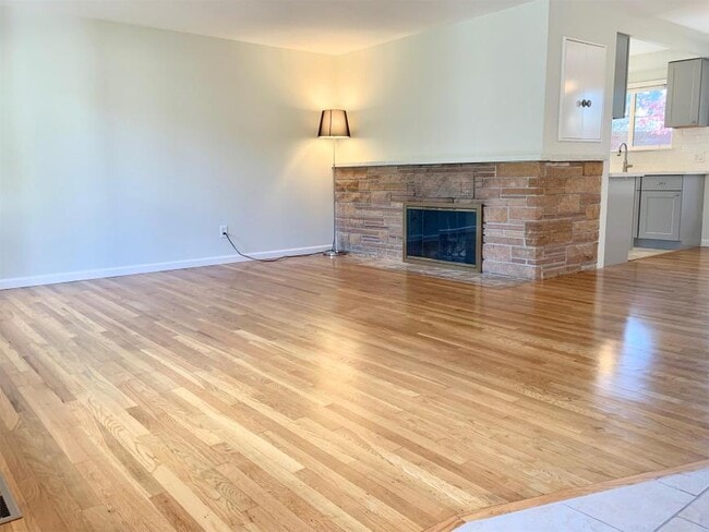 Building Photo - 3 bedroom in Bellevue WA 98006