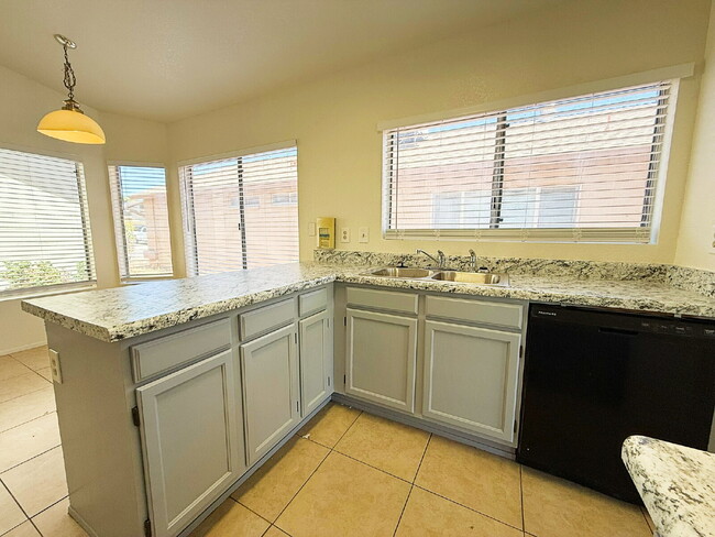 Building Photo - Golf Course Backyard! Updated 3-Bed Home i...