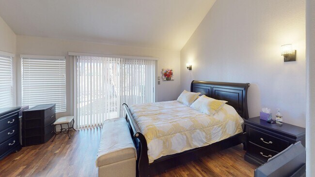Building Photo - Spanish Trails Guard Gated Townhome!