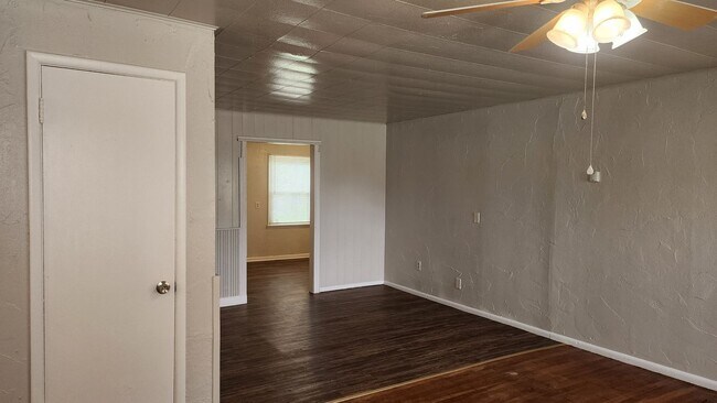Building Photo - Totally Remodeled 2 Bed 1 Bath SW OKC!  $8...