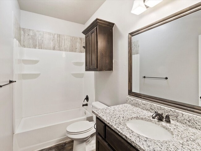 Building Photo - 3br 2ba duplex with 2 car garage!