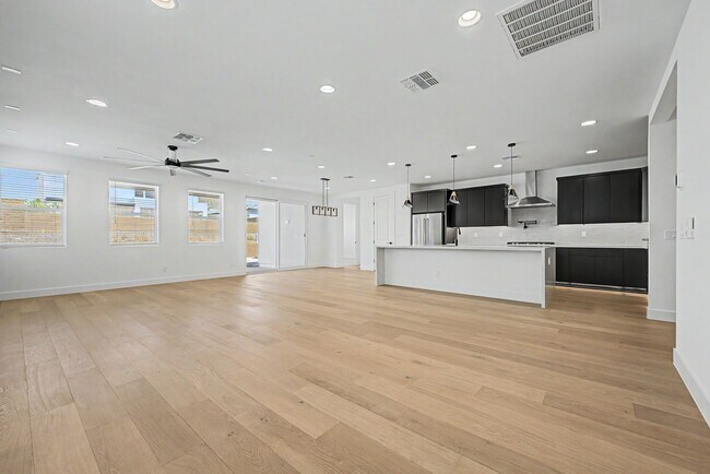 Building Photo - Alovita North 4 bedroom 3 baths