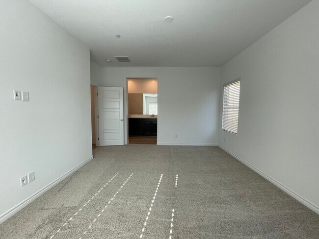 Building Photo - GATED 2 BED 2.5 BATH 2 CAR GARAGE 2 FLOOR TOWNHOUSE IN HENDERSON