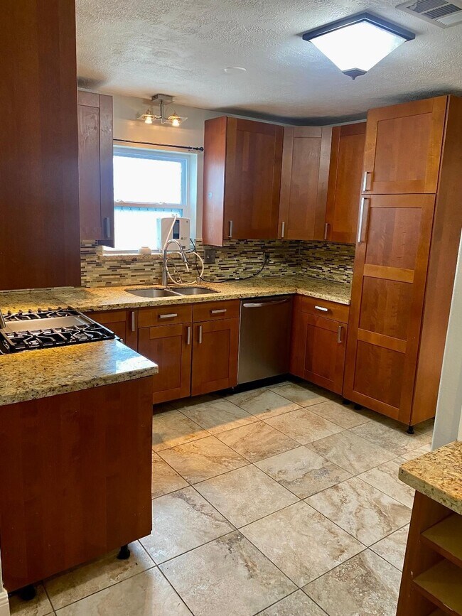 Building Photo - 2419 Briarlee Dr