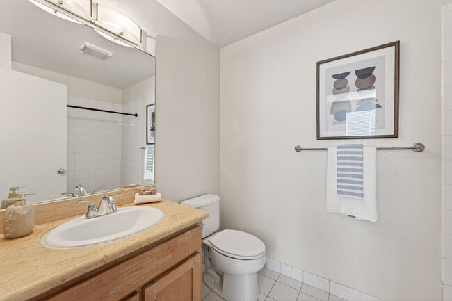 Building Photo - Spacious Upgraded Lower Level Condo in Marina Bay HOA....