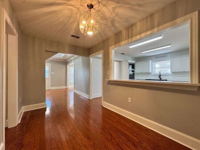 Building Photo - 627 W 2nd St