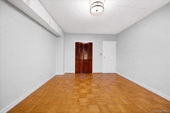 Building Photo - 6 Fordham Hill Oval