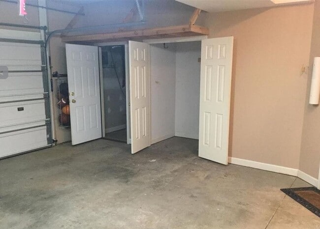 Building Photo - 5 Bedroom in Cedar Bluff Community